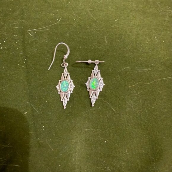 Elegant Silver and Green Dangle Earrings - Picture 1 of 1